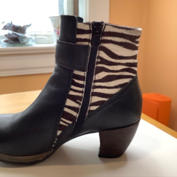 WOLKY Black Zebra Moto Ankle Boots Size 39 - Picture 3 of 15